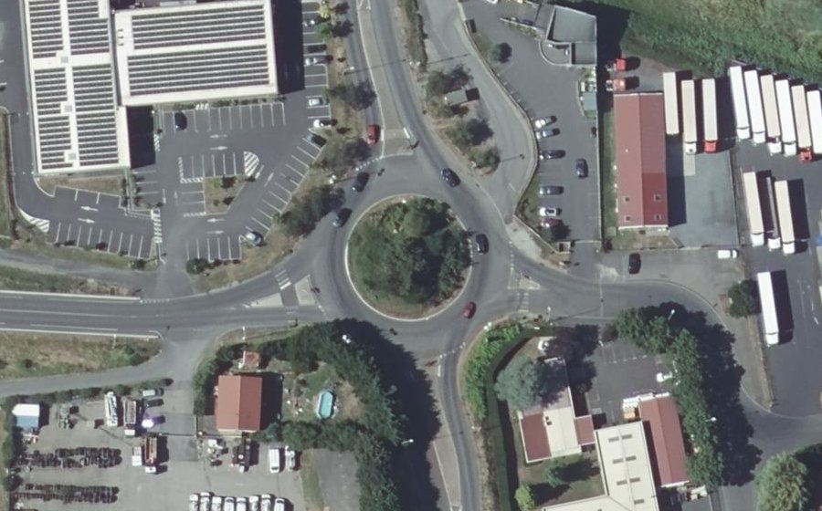 Vue aérienne du Rond-point anonyme n°25830846