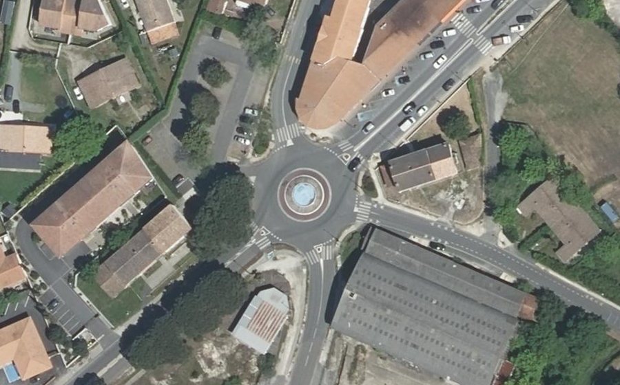 Vue aérienne du Rond-point anonyme n°25833037