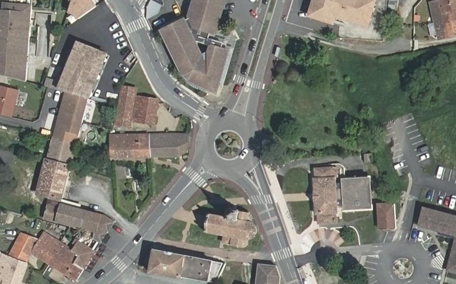 Vue aérienne du Rond-point anonyme n°25833861