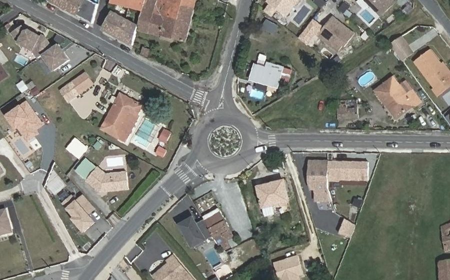 Vue aérienne du Rond-point anonyme n°25833944