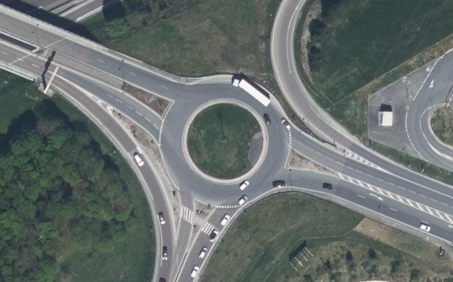 Vue aérienne du Rond-point anonyme n°25834319