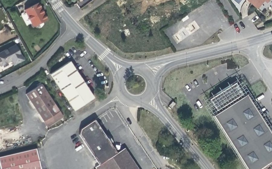 Vue aérienne du Rond-point anonyme n°25834385