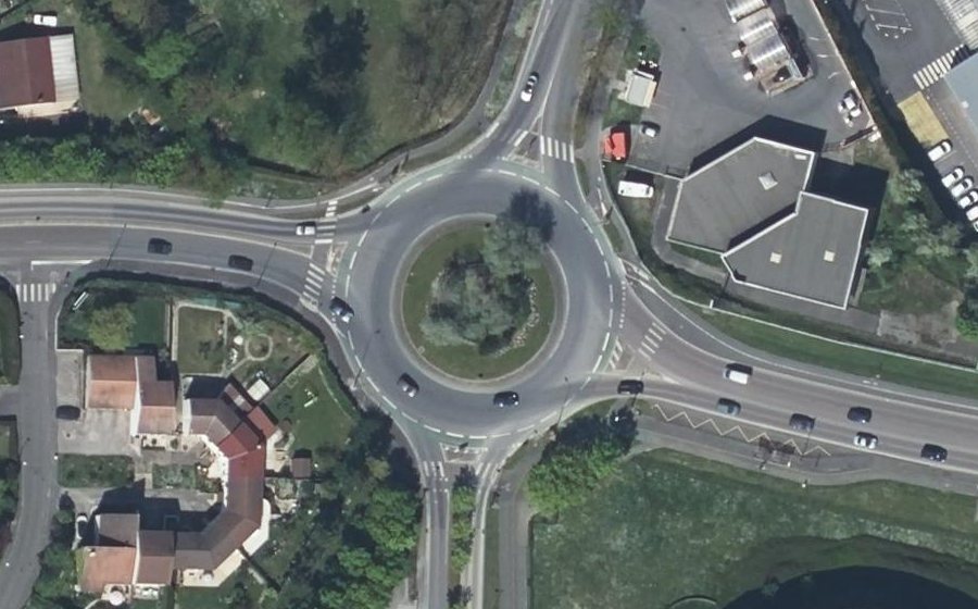 Vue aérienne du Rond-point anonyme n°25834397