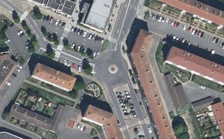 Vue aérienne du Rond-point anonyme n°25834425