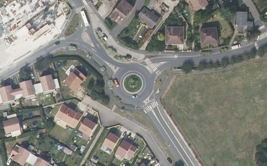 Vue aérienne du Rond-point anonyme n°25835824