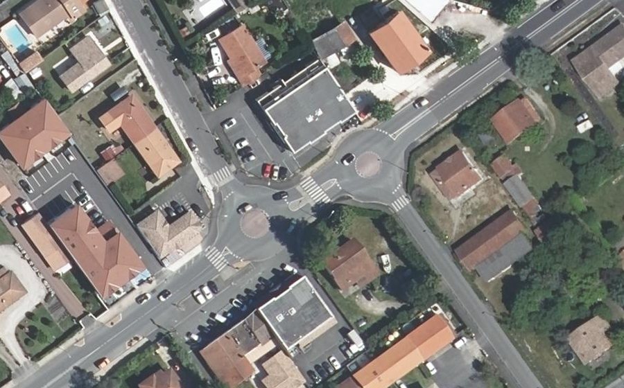 Vue aérienne du Rond-point anonyme n°258364032