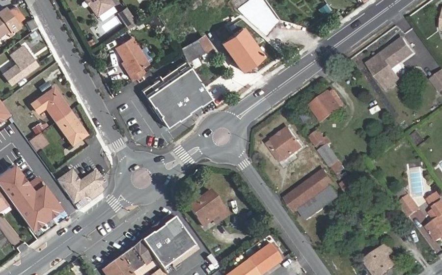 Vue aérienne du Rond-point anonyme n°258364033