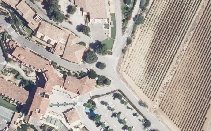 Vue aérienne du Rond-point anonyme n°258382296