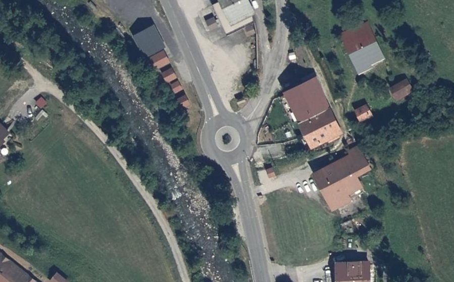 Vue aérienne du Rond-point anonyme n°258393849