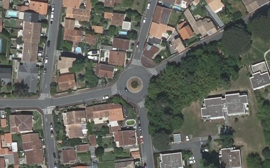 Vue aérienne du Rond-point anonyme n°25844318