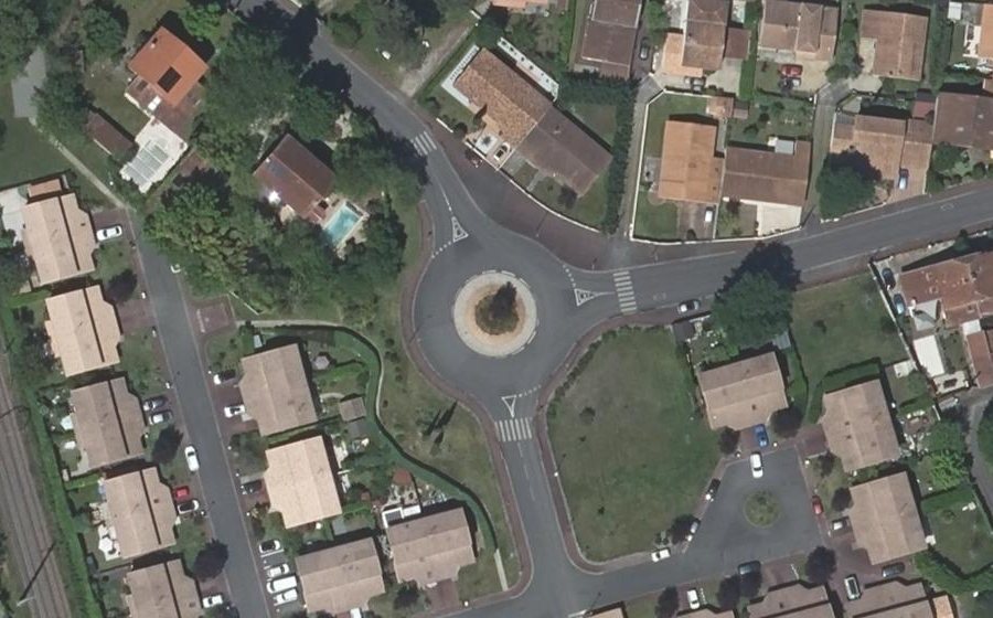 Vue aérienne du Rond-point anonyme n°25844784