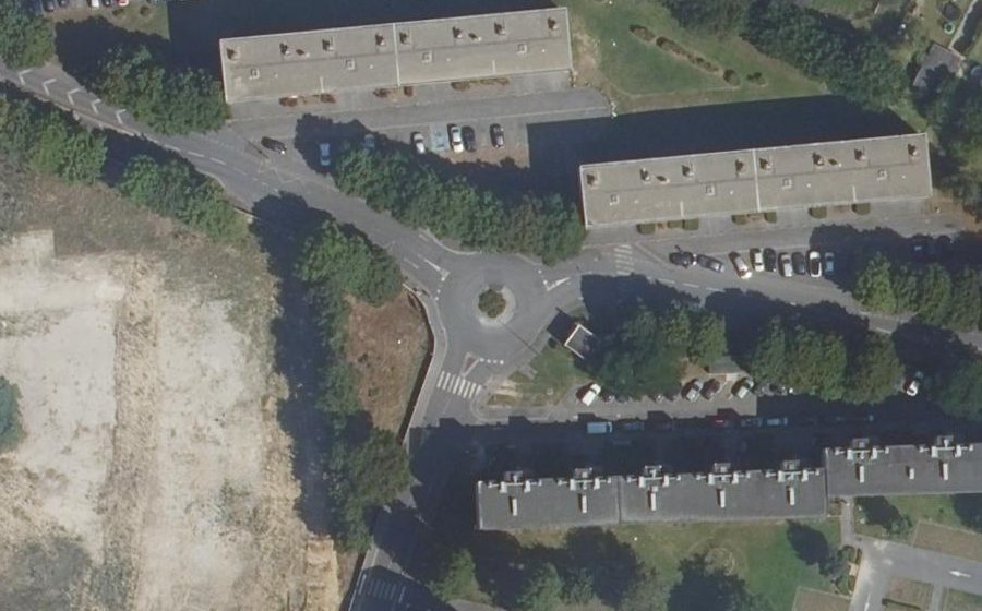 Vue aérienne du Rond-point anonyme n°258450382