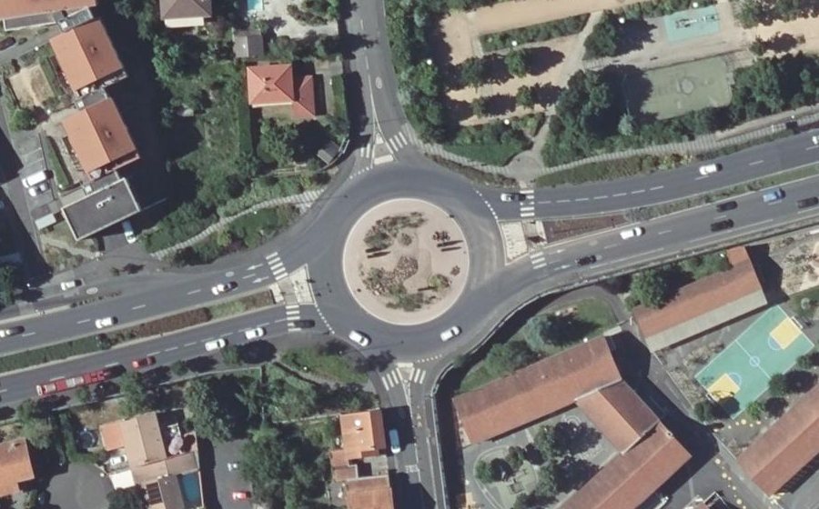 Vue aérienne du Rond-point anonyme n°25845489