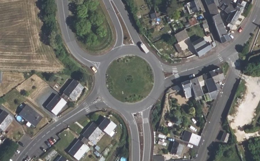 Vue aérienne du Rond-point anonyme n°25845699