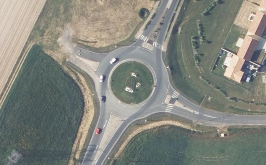 Vue aérienne du Rond-point anonyme n°25845722