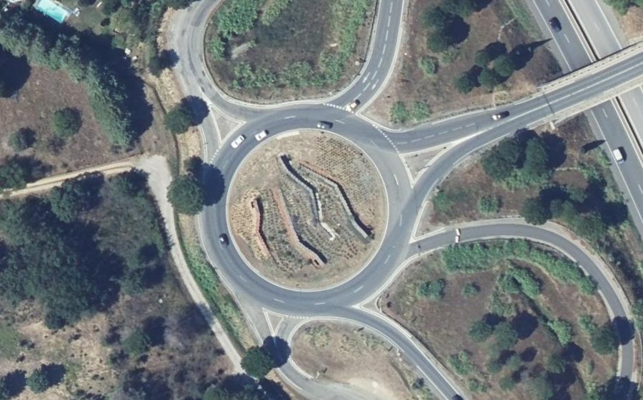 Vue aérienne du Rond-point anonyme n°25848793