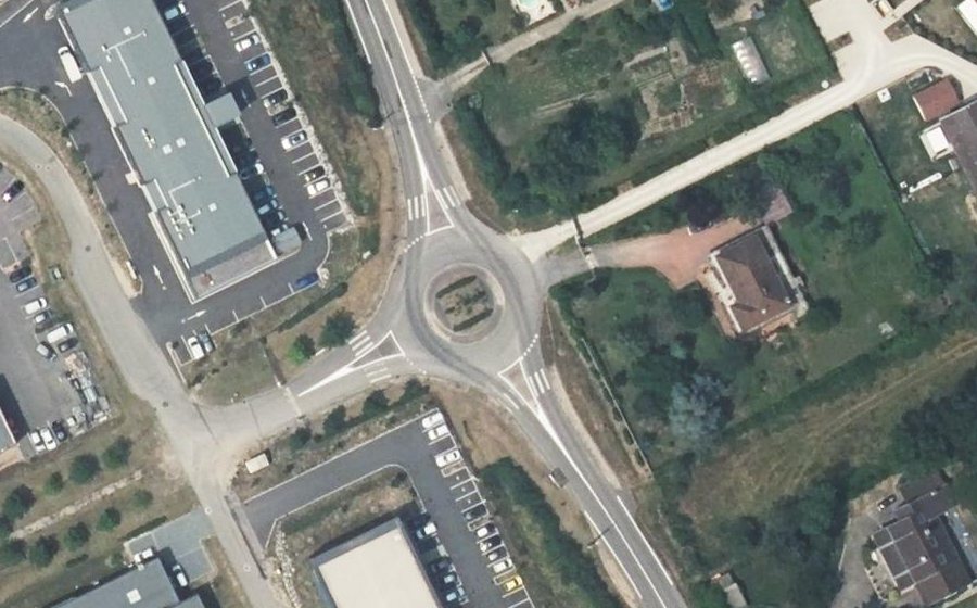 Vue aérienne du Rond-point anonyme n°258510842