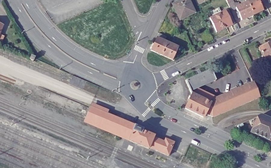 Vue aérienne du Rond-point anonyme n°25853391
