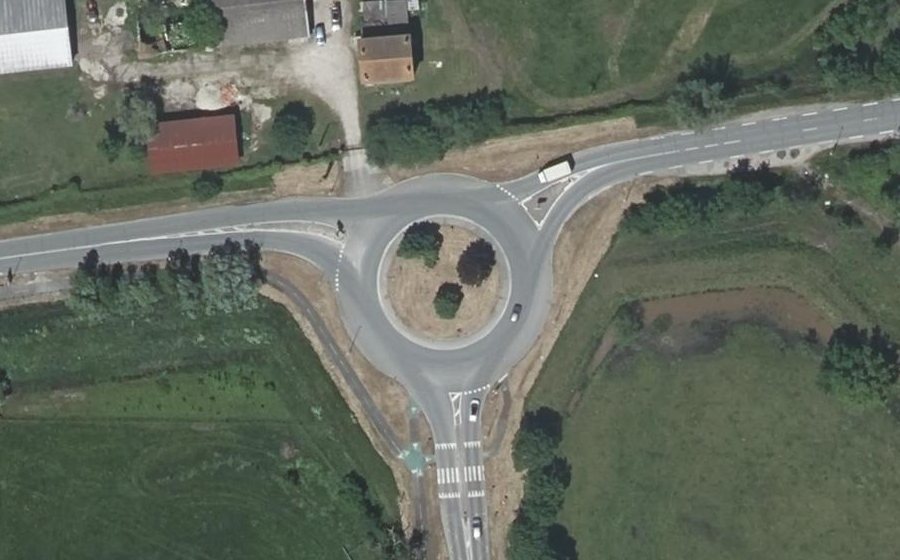 Vue aérienne du Rond-point anonyme n°25854779