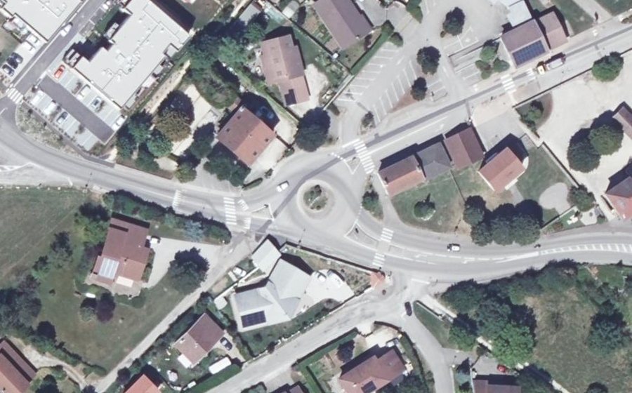 Vue aérienne du Rond-point anonyme n°258560868