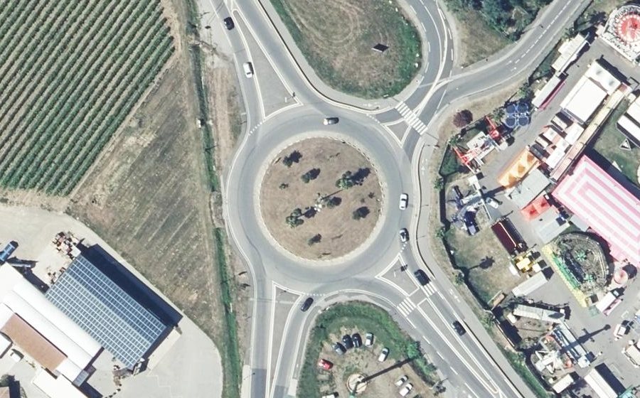 Vue aérienne du Rond-point anonyme n°25857671