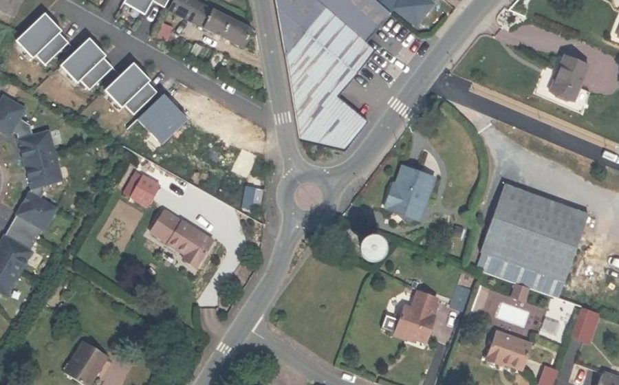 Vue aérienne du Rond-point anonyme n°258583904