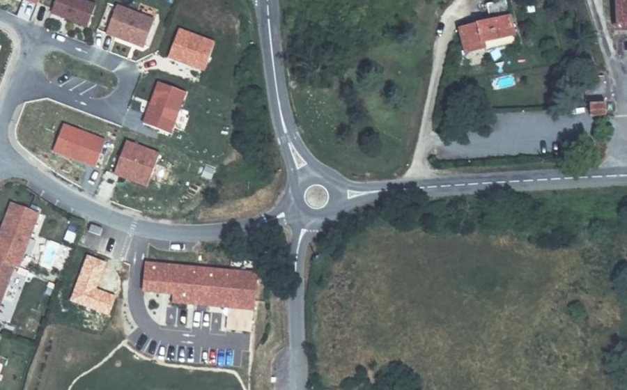 Vue aérienne du Rond-point anonyme n°258593216