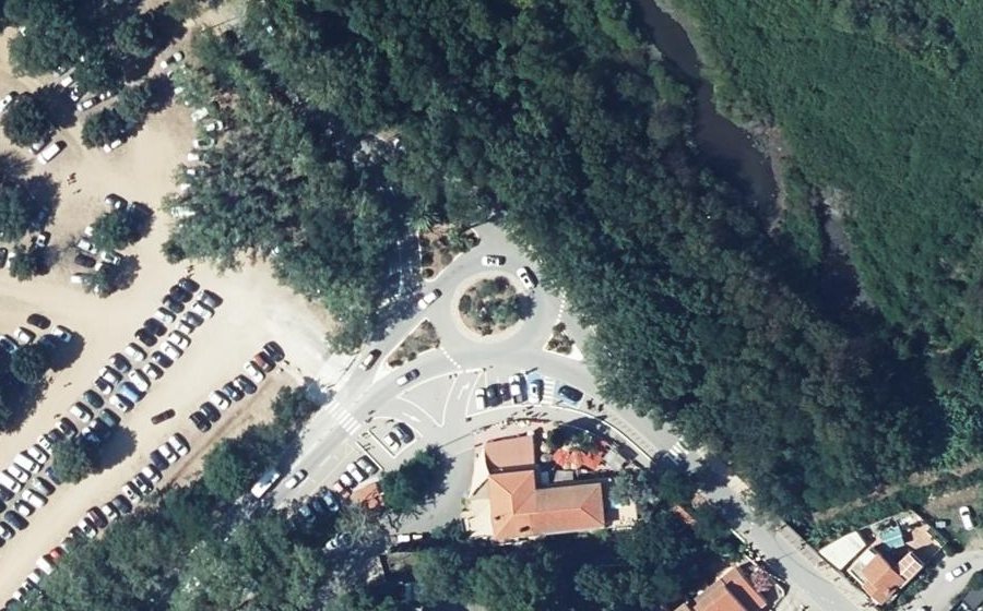 Vue aérienne du Rond-point anonyme n°25859408