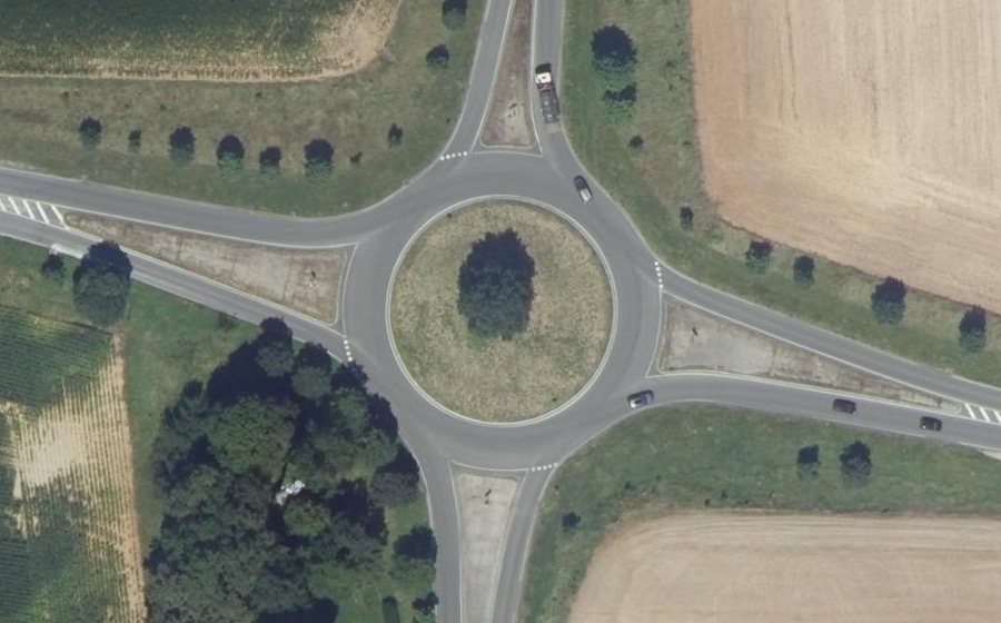 Vue aérienne du Rond-point anonyme n°25859607