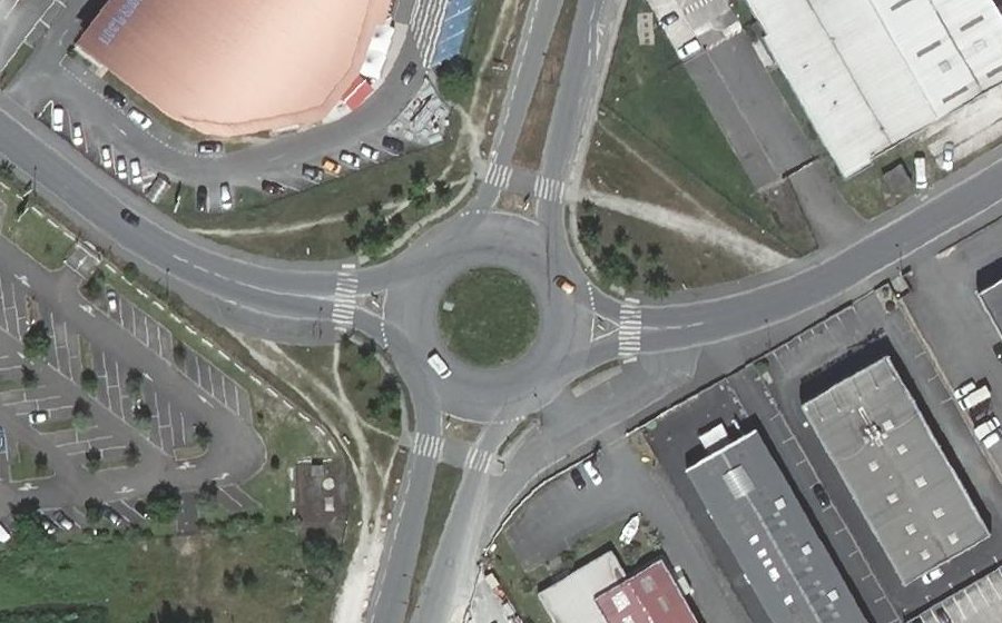 Vue aérienne du Rond-point anonyme n°25860277