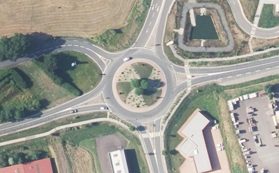 Vue aérienne du Rond-point anonyme n°25866475