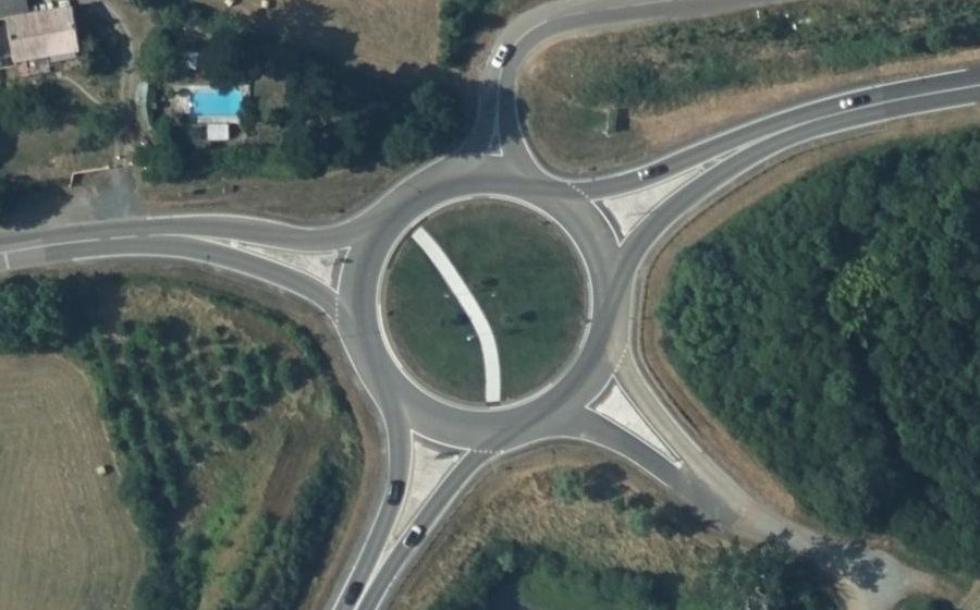 Vue aérienne du Rond-point anonyme n°25868694
