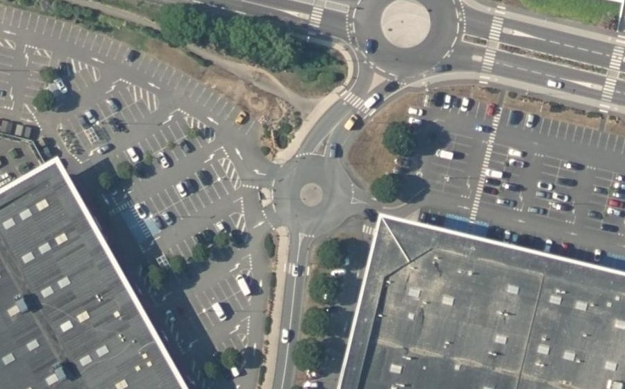 Vue aérienne du Rond-point anonyme n°258698266
