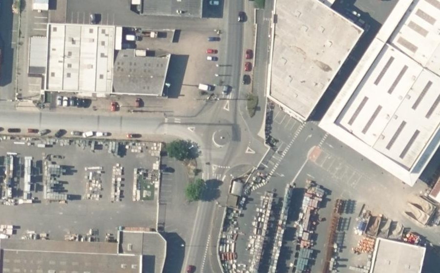 Vue aérienne du Rond-point anonyme n°258698275