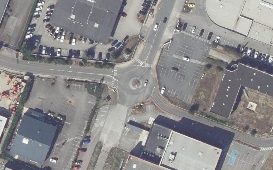 Vue aérienne du Rond-point anonyme n°258711452