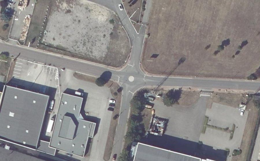 Vue aérienne du Rond-point anonyme n°258711453