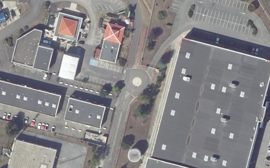 Vue aérienne du Rond-point anonyme n°258711459