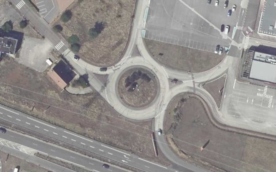 Vue aérienne du Rond-point anonyme n°258711476