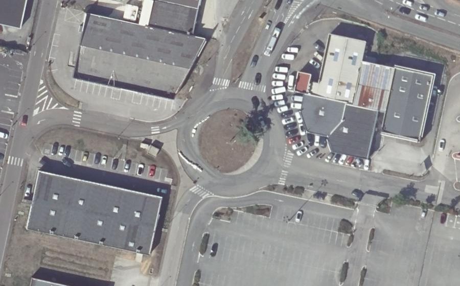 Vue aérienne du Rond-point anonyme n°258711569