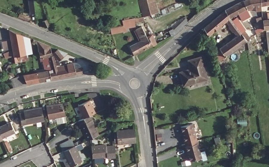 Vue aérienne du Rond-point anonyme n°258771836