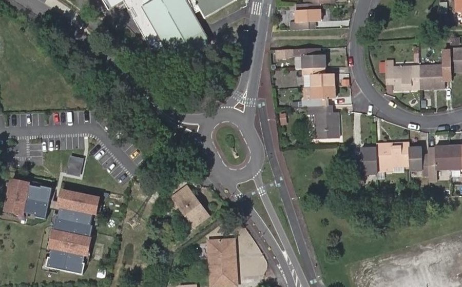Vue aérienne du Rond-point anonyme n°25878043