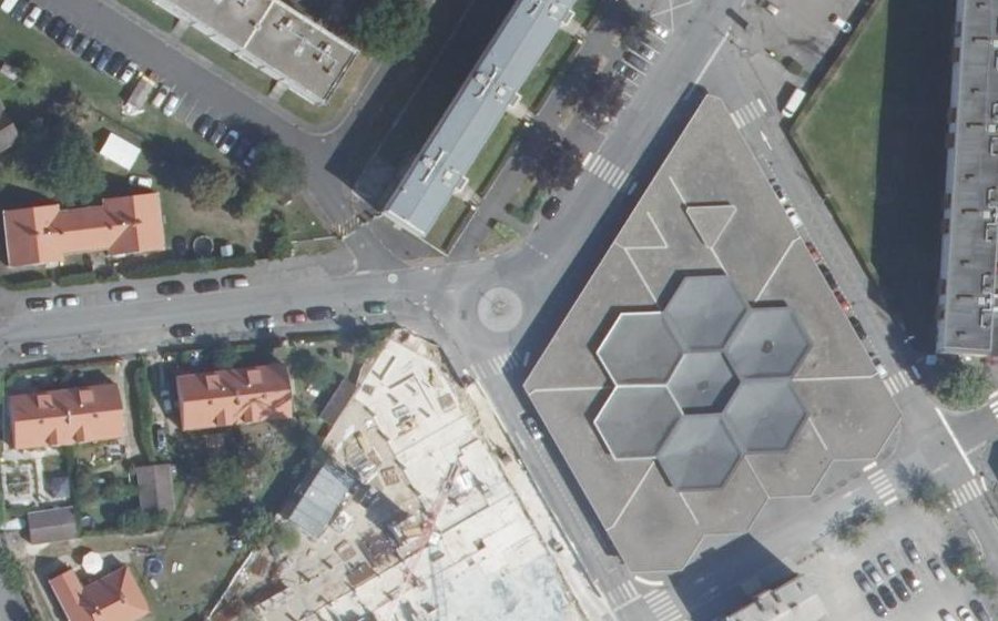 Vue aérienne du Rond-point anonyme n°258786839