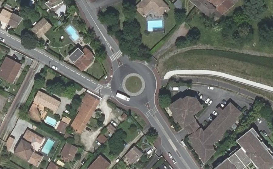 Vue aérienne du Rond-point anonyme n°25881660