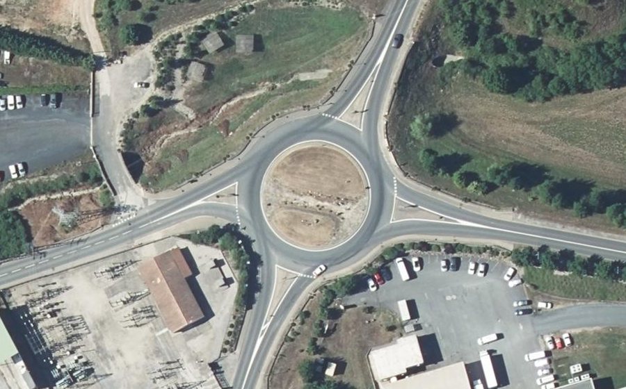 Vue aérienne du Rond-point anonyme n°25882126