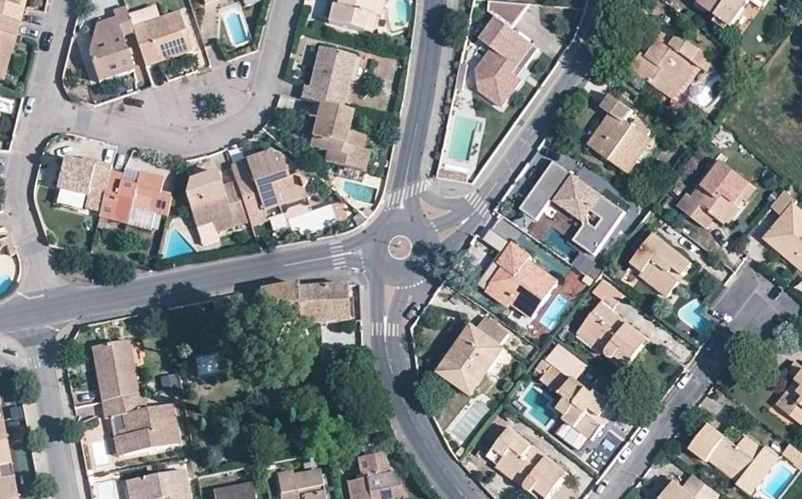 Vue aérienne du Rond-point anonyme n°25884297