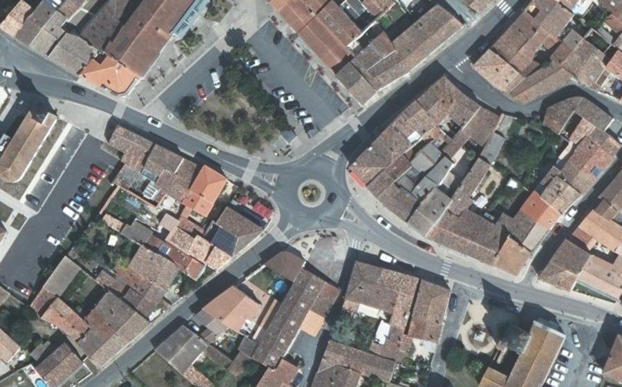 Vue aérienne du Rond-point anonyme n°258846643