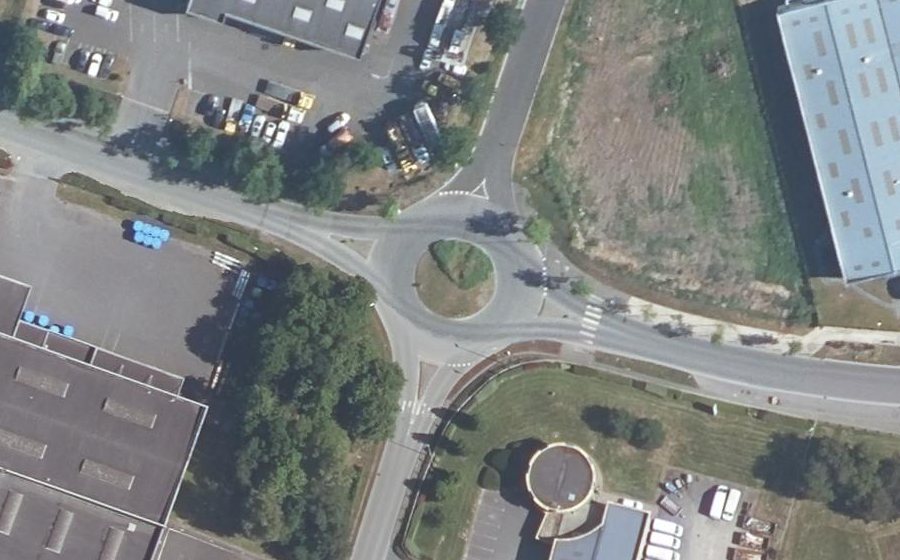 Vue aérienne du Rond-point anonyme n°258866691