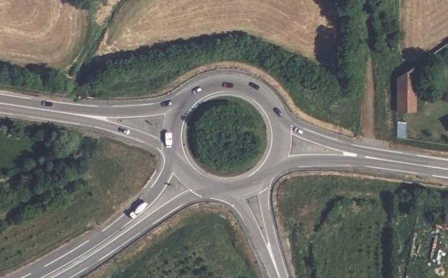 Vue aérienne du Rond-point anonyme n°25890553
