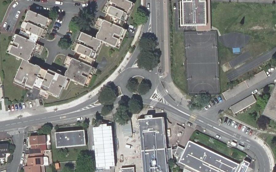 Vue aérienne du Rond-point anonyme n°25890623