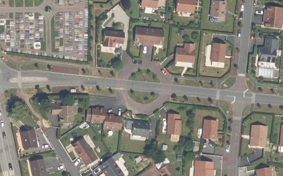 Vue aérienne du Rond-point anonyme n°258907446